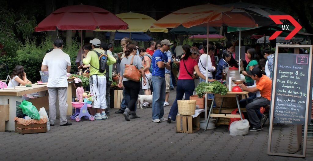 Una familia promedio en México necesita entre 22 mil y 28 mil pesos mensuales para cubrir sus gastos básicos, según datos del Inegi y Coneval.